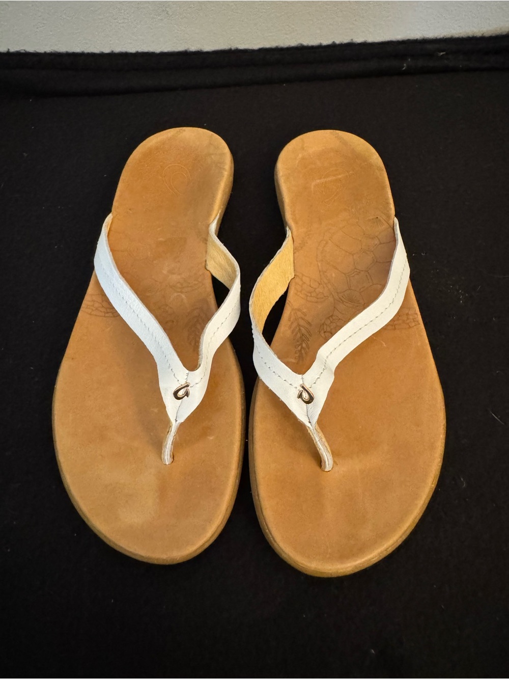 Olukai Honu White Leather Flip Flop Sandals - Women size 9